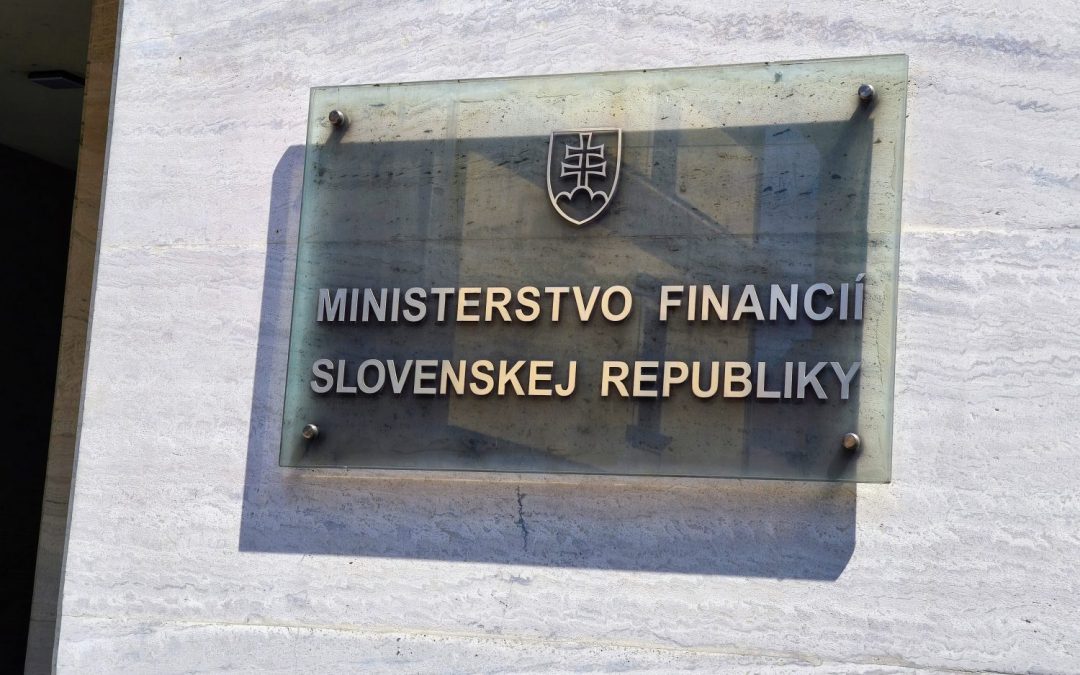 Slovensko porastie pomalšie, no platy by mali stúpnuť