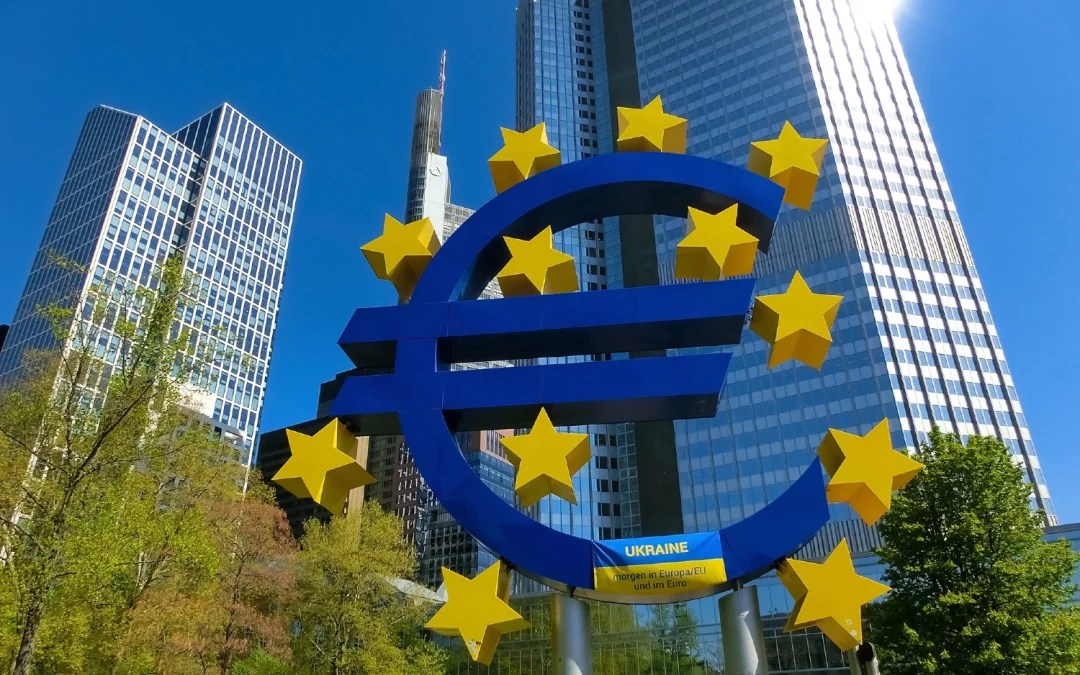 ECB potvrdzuje 2 % inflačný cieľ a sľubuje ráznejšiu reakciu na cenové výkyvy
